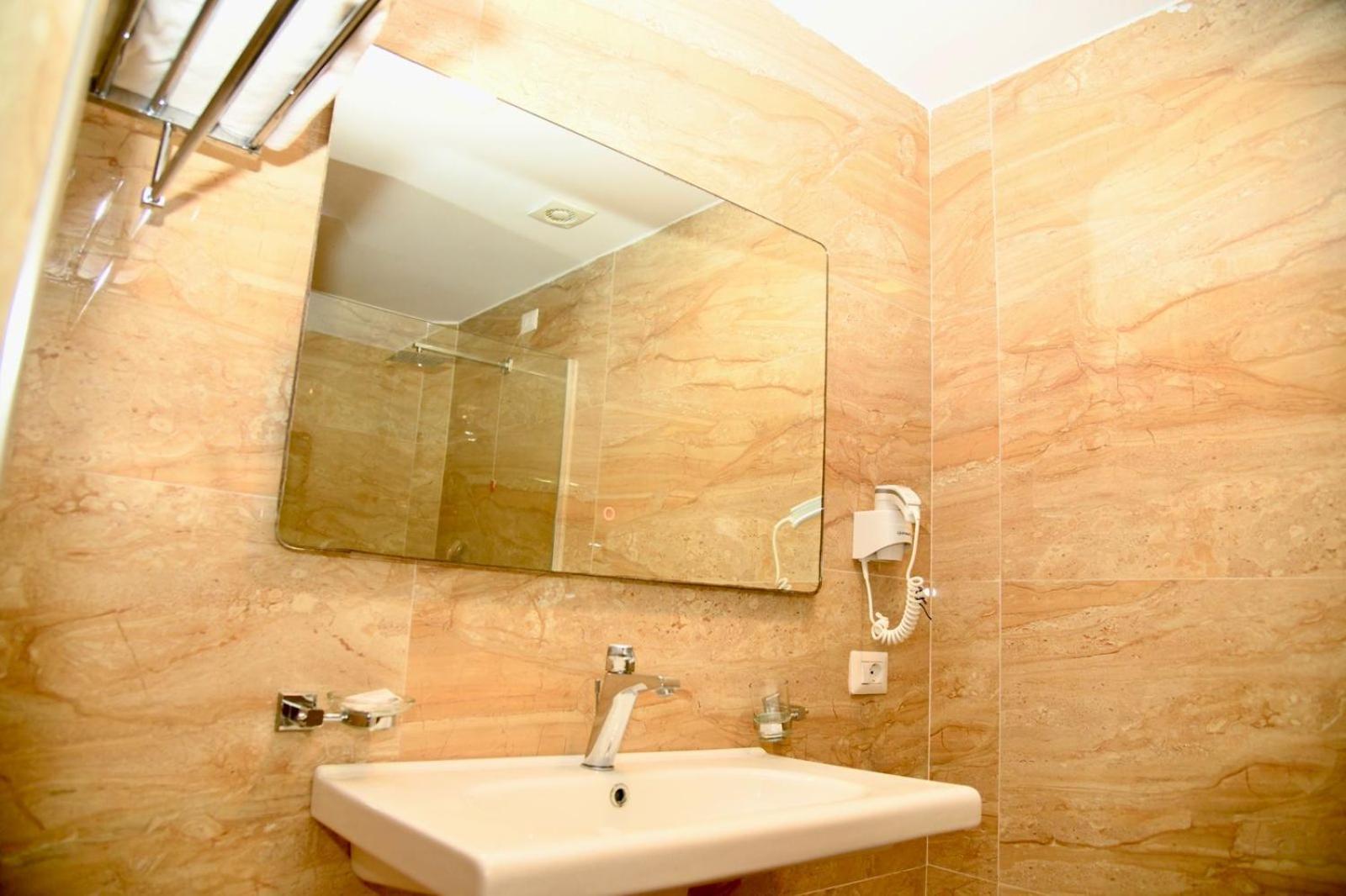 Amber Hotel Albania Spille Buitenkant foto